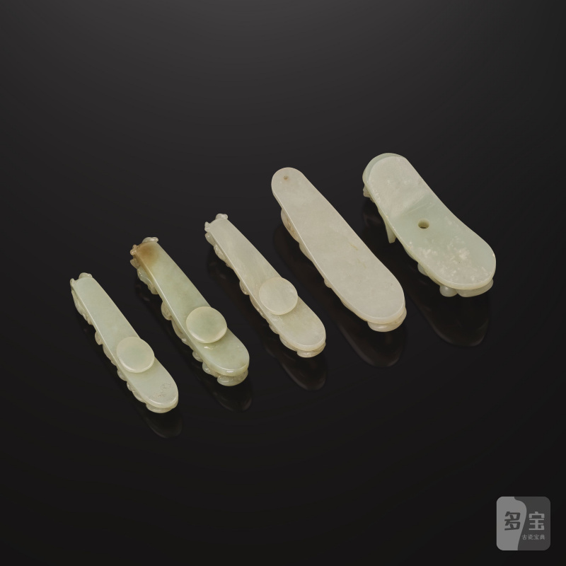 清 十九世紀 青玉龍紋帶鉤一組五件 | TROIS BOUCLES DE CEINTURE EN JADE CÉLADON ET DEUX BOUCLES DE CEINTURE RÉDUITES EN JADE CÉLADON - 图4